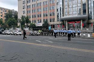 马龙：要击败76人你得在恩比德下场休息时赢分 我们今天没做到